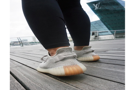 Giày Adidas Yeezy SPLY 350 V2: Thiết kế tối giản, phong cách vượt thời gian